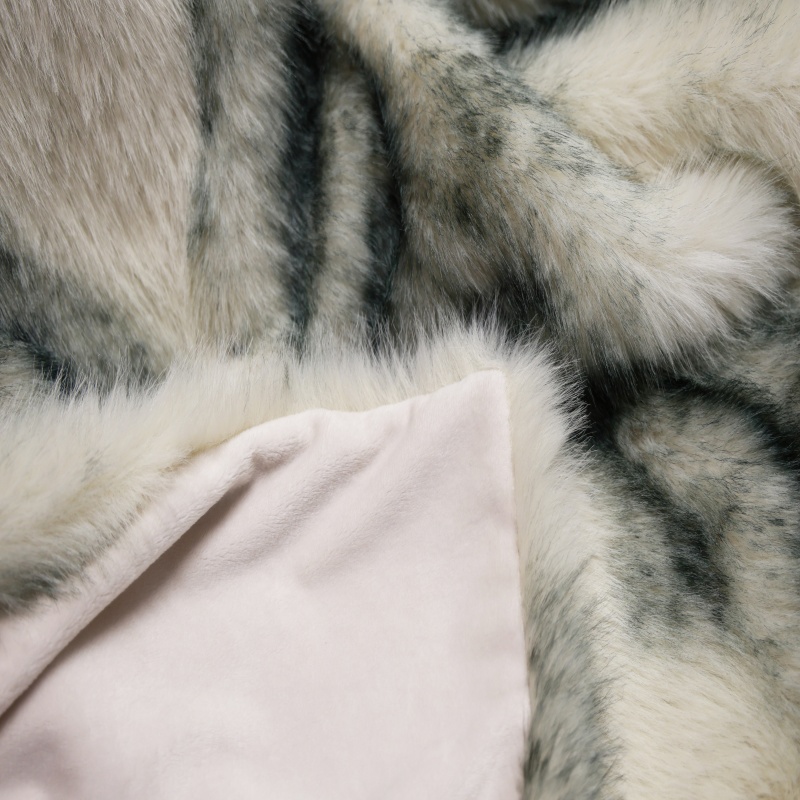 Custom Blankets with Faux Fur Fabric: What to Look for in Blankets Manufacturers