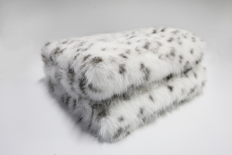 How to Choose Faux Fur Blankets: A Guide to Quality & Custom Options