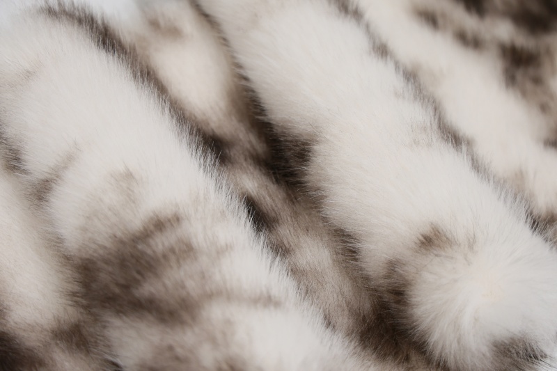 How to Choose Eco-Friendly Faux Fur Coats: Fabric & Supplier Tips