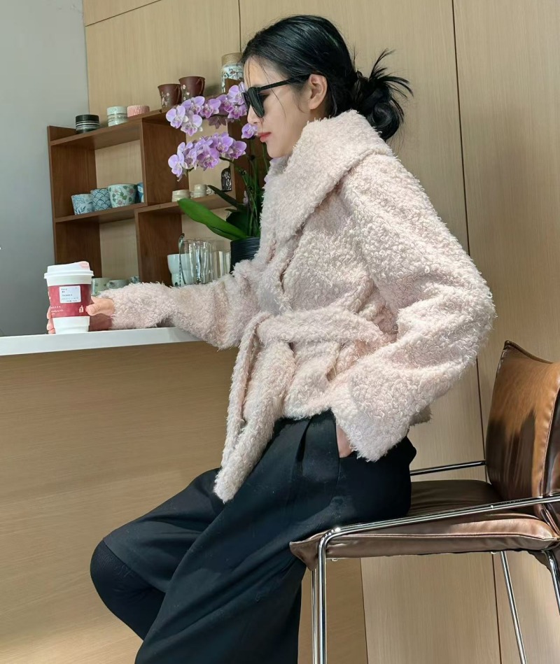 Sheepskin Coat & Wool Jacket: Styling with Imitation Exotic Pelts